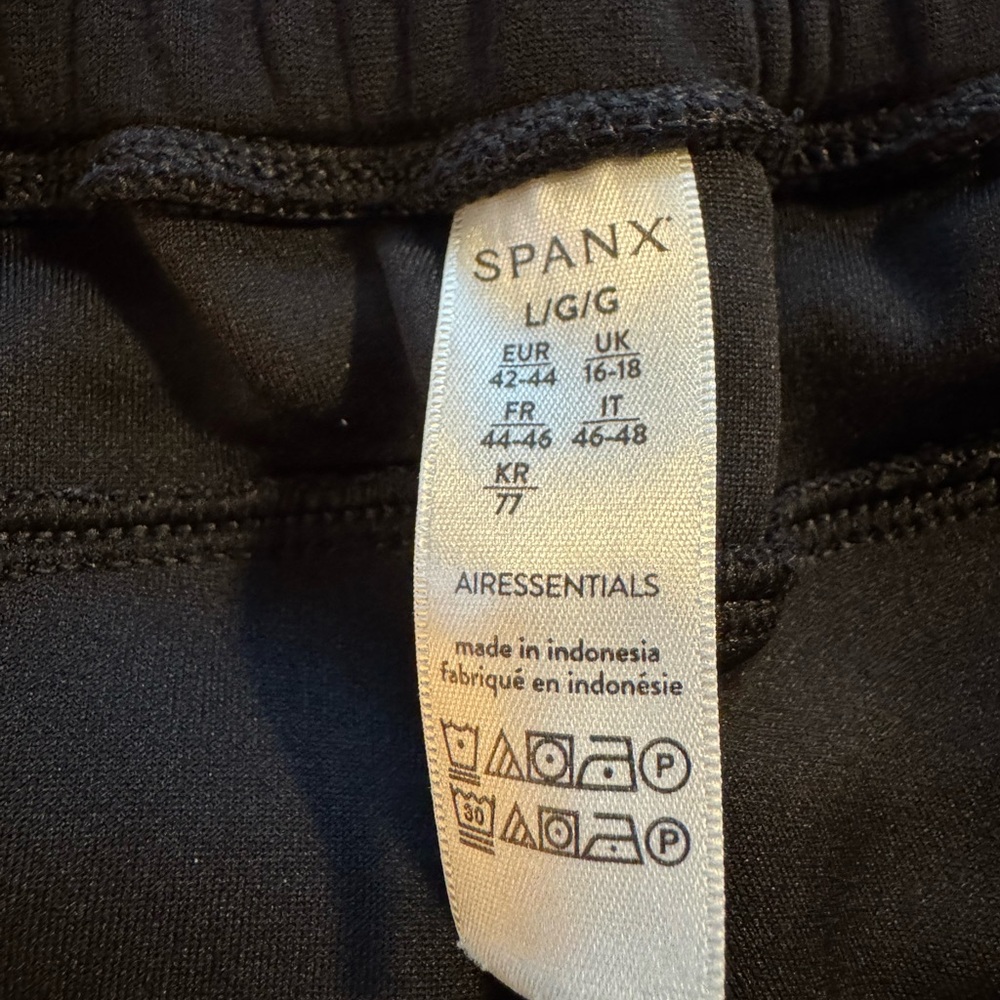 SPANX Air Essentials Women’s Black straight leg tapered pants - Picture 3 of 3